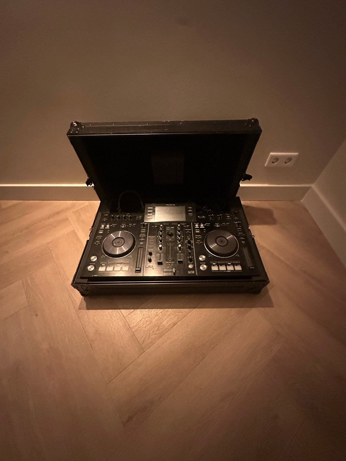 Foto 2 van Pioneer XDJ-RX DJ-set met flightcase en accessoires