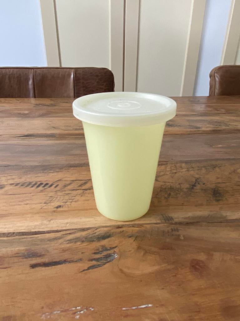 Tupperware baby eerste drinkbeker, Huis en Inrichting, Keuken | Tupperware, Ophalen of Verzenden, Zo goed als nieuw, Geel, Beker of Kan