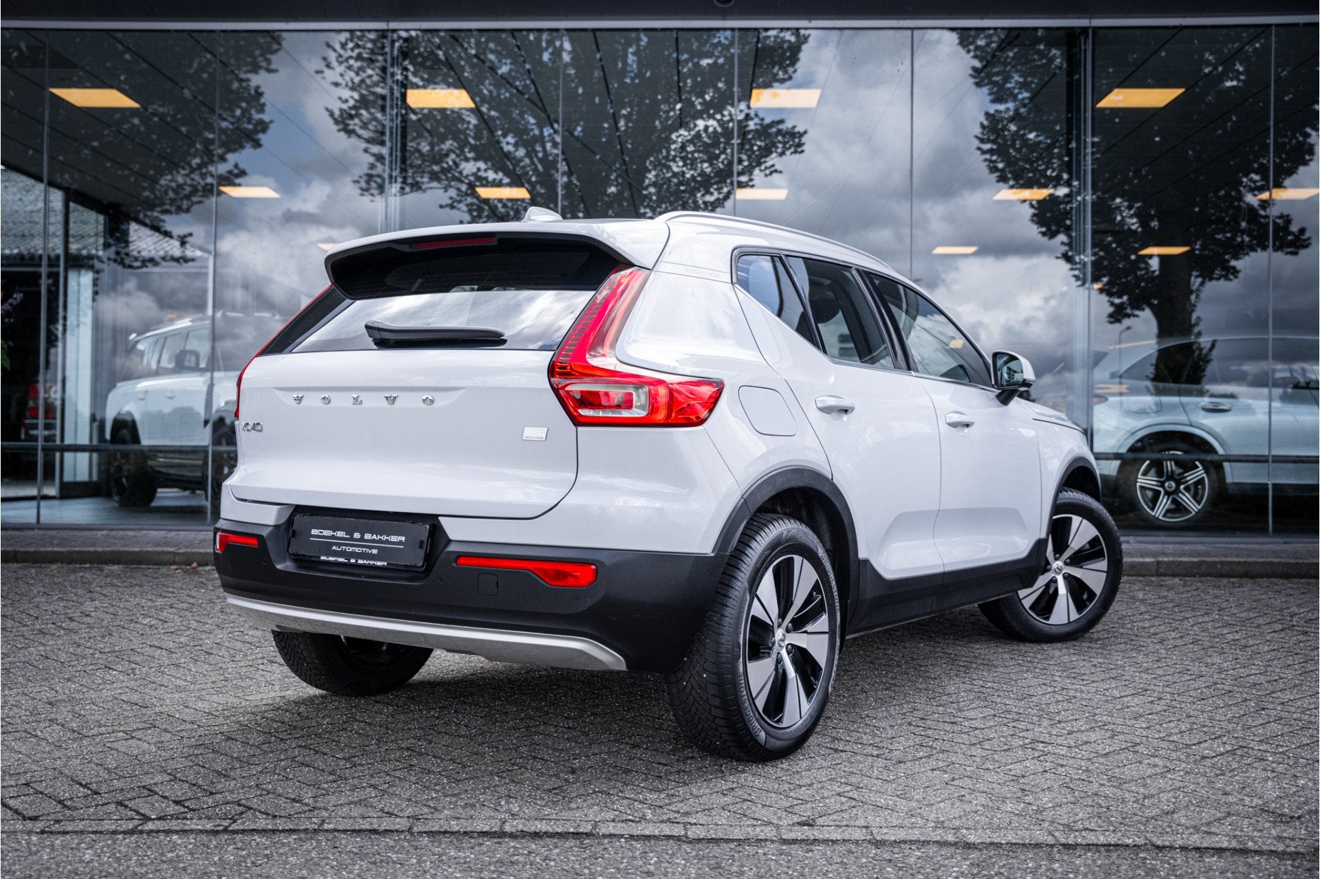 Volvo XC40 T5 Recharge Inscription * Stoelverwarming * Navig, Stof, Gebruikt, Zwart, Wit