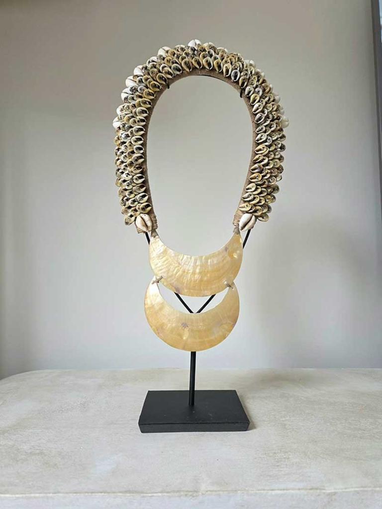 Unieke schelpenketting op standaard 1 uit Bali, Ophalen of Verzenden, Tropical home, 6951nk, Nieuw