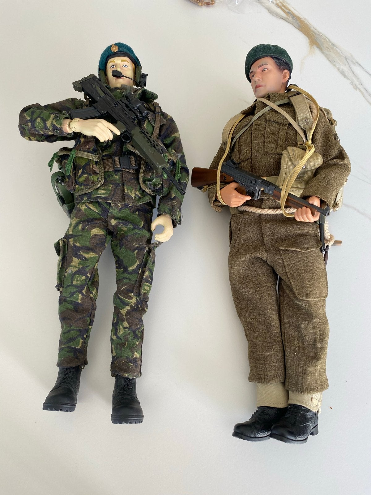Twee gedetailleerde militaire actiefiguren, Ophalen of Verzenden, Overige soorten, Overige gebieden, Miniatuur of Beeldje