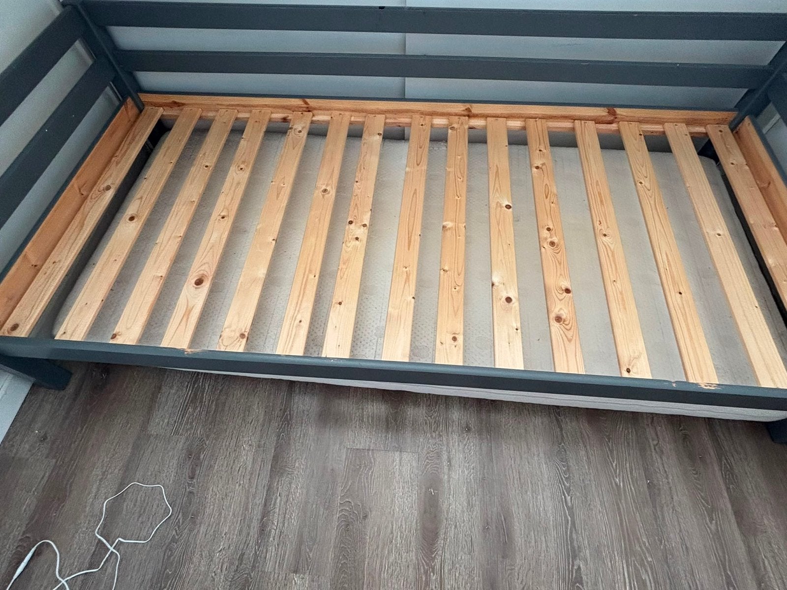 Grijs houten bed met lattenbodem, Ophalen, Gebruikt, 90 cm, Eenpersoons