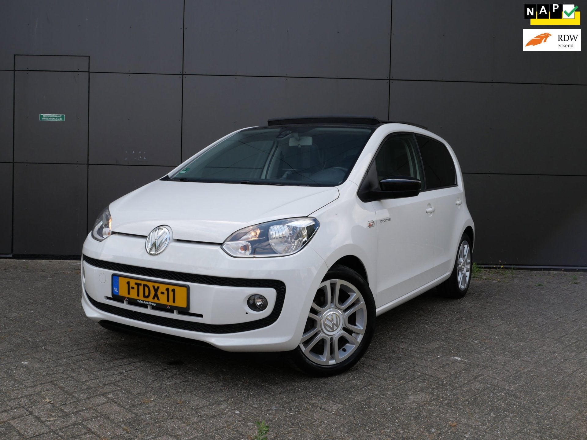Volkswagen Up! 1.0 groove up! BlueMotion PANORAMA DAK, Voorwielaandrijving, Euro 5, Gebruikt, Up!