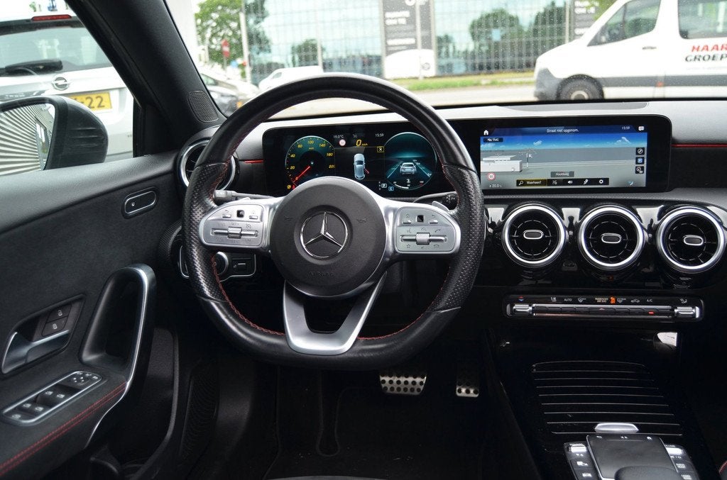 Mercedes-Benz A-klasse 180 Business Solution AMG|PANORAMADAK, Auto's, Mercedes-Benz, 136 pk, Gebruikt, Met garantie (alle), Bedrijf