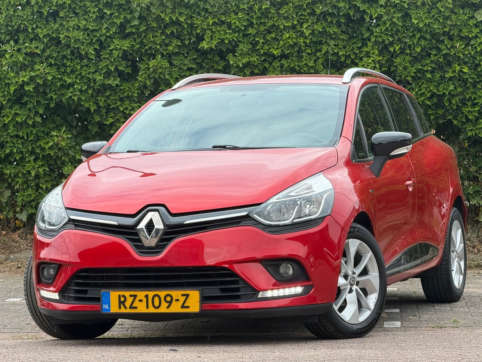 Renault Clio Estate TCe Limited - Rouge Flamme - Nav/Cruise/, Auto's, Voorwielaandrijving, 898 cc, Gebruikt, 580 kg