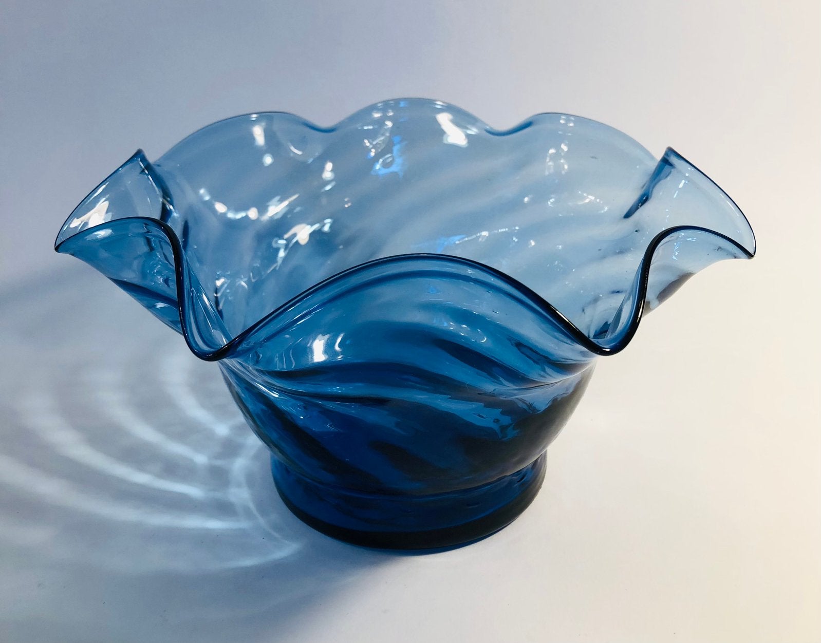 Vintage schaal van blauw glas, mondgeblazen Italiaans glas, Ophalen of Verzenden, Zo goed als nieuw, Rond, Glas