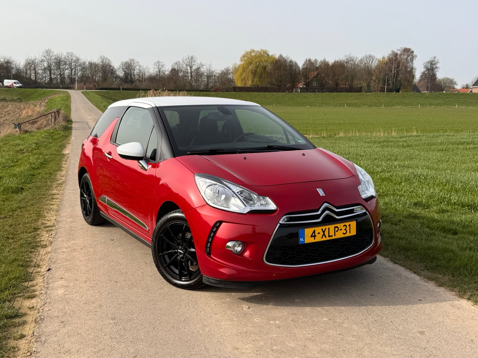 Citroën DS3 1.6 VTI 120pk 2014 Rood (+ winterbanden), Voorwielaandrijving, Euro 5, 40 €/maand, Zwart