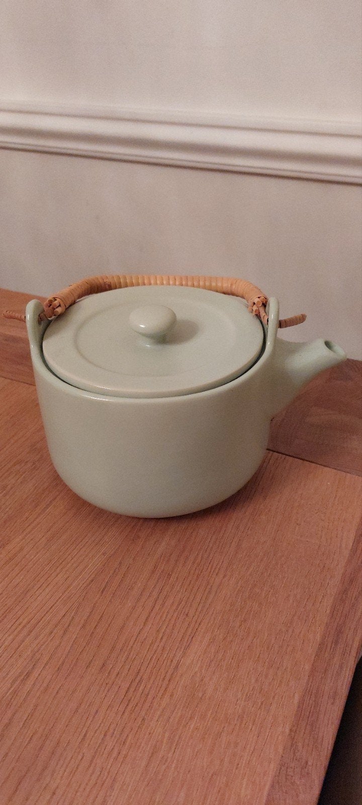 Theepot met rieten handvat, Huis en Inrichting, Nieuw, Ophalen of Verzenden, Aardewerk, Theepot
