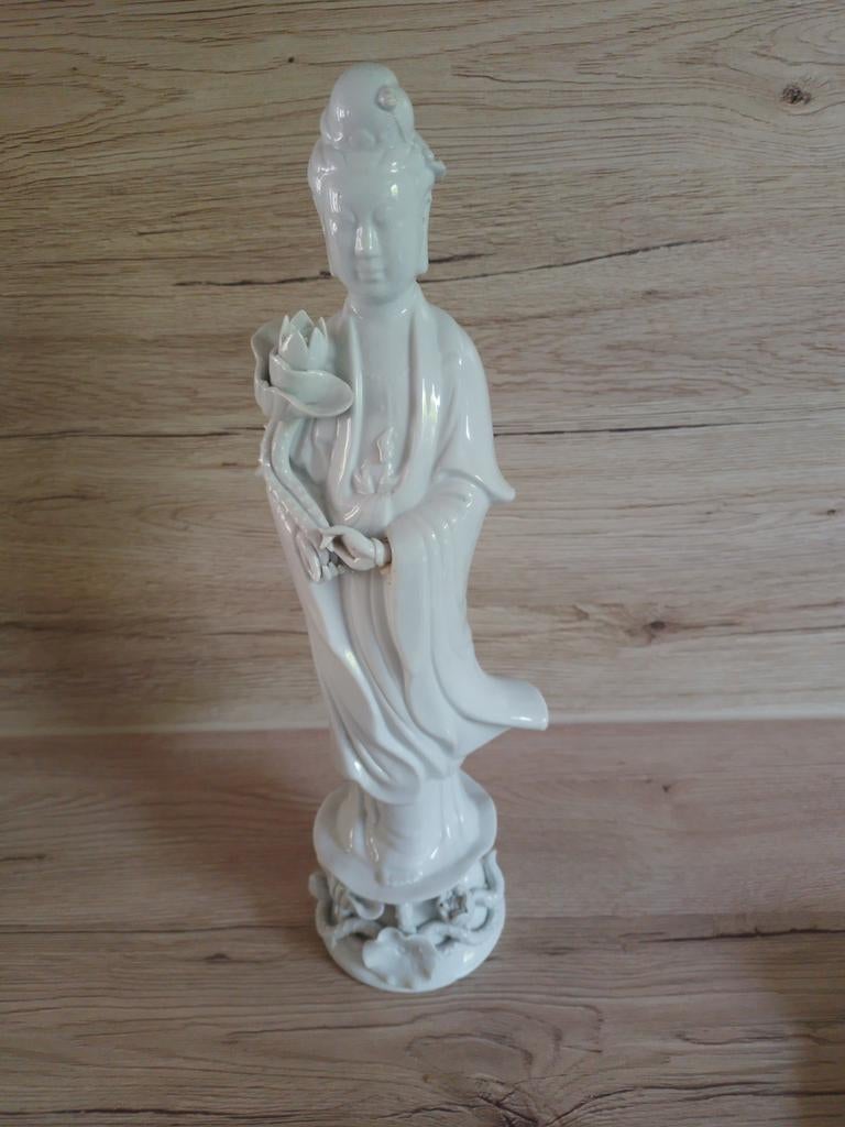Witte porseleinen beeld van Guanyin met lotusbloem, Ophalen of Verzenden, Handgemaakt, 20 - 50 cm, Beeld