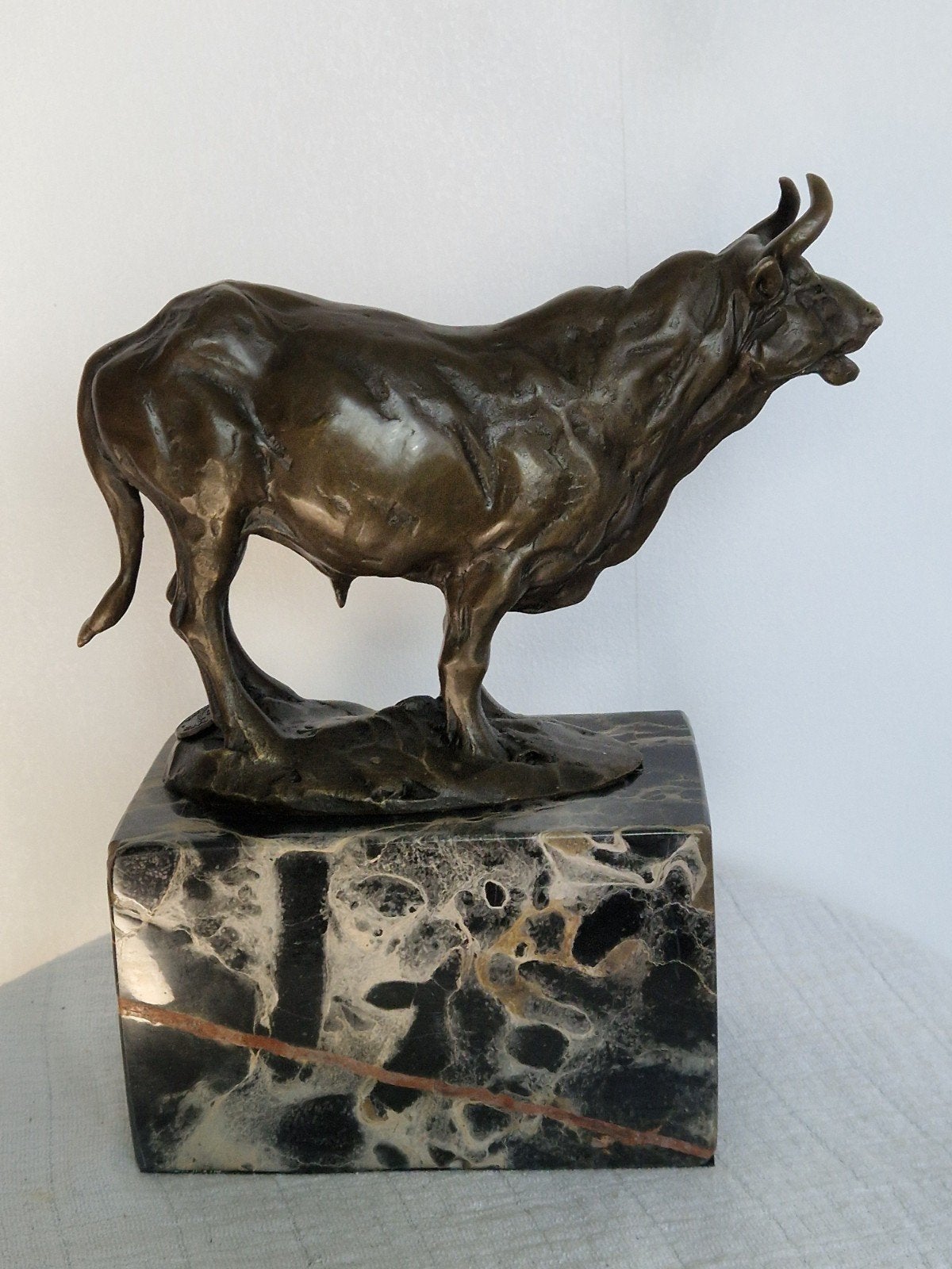 bronzen stier op marmeren voet, Ophalen of Verzenden