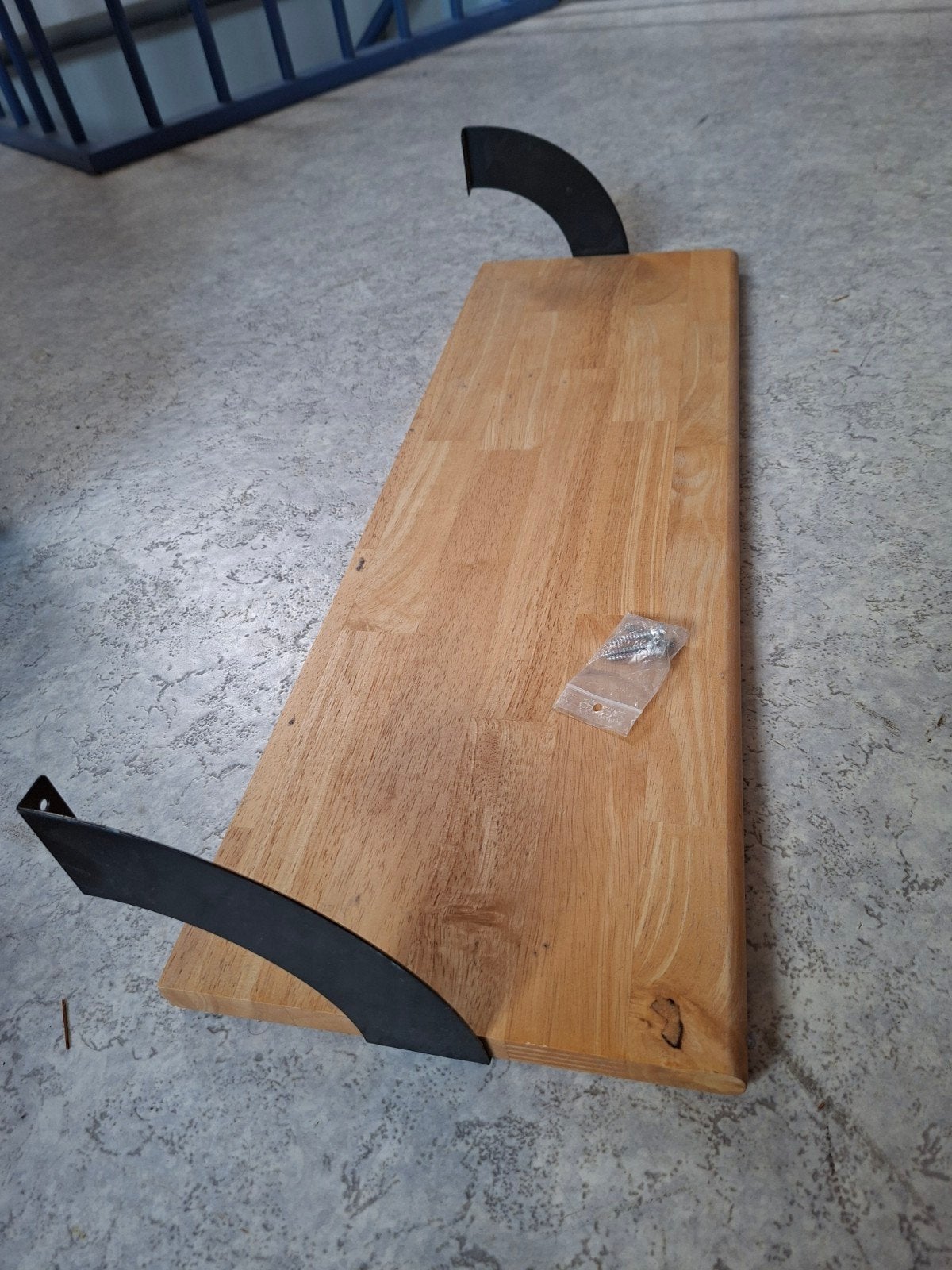 Wandplank,  boekenplank  met schroeven, hout met metaal, Huis en Inrichting, Ophalen, Zo goed als nieuw