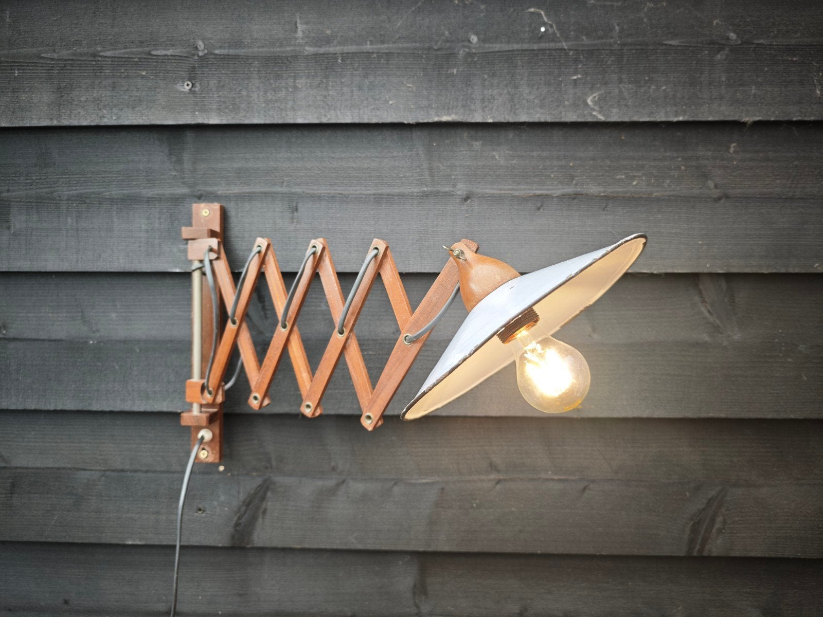 Vintage Teakhouten Schaarlamp met Emaille Kap, Huis en Inrichting, Ophalen of Verzenden