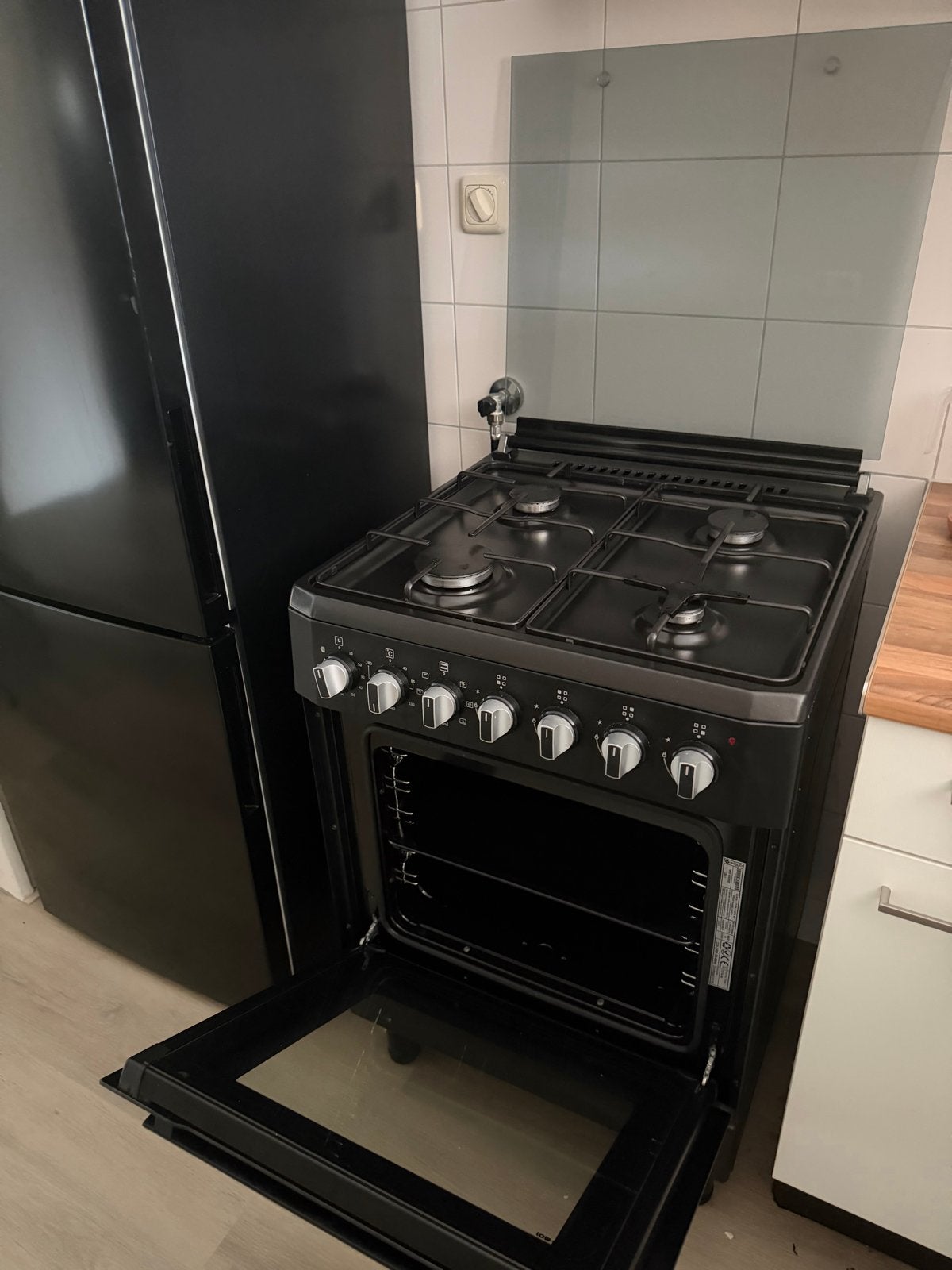 Wiggo Vrijstaand Gasfornuis met Oven - Zwart, Witgoed en Apparatuur, Fornuizen, Ophalen, Gebruikt, 4 kookzones, Gas
