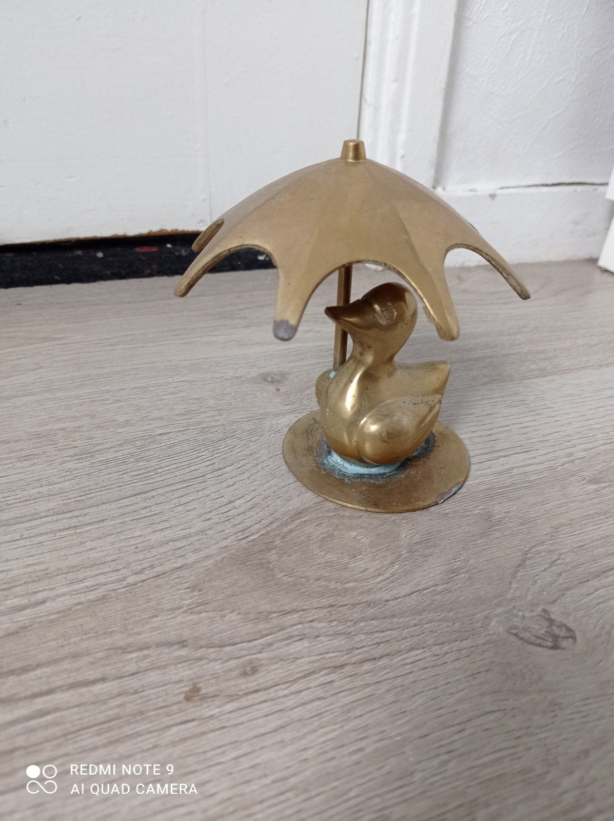 vintage messing eendje met paraplu beeldje. 

Het is een col, Ophalen of Verzenden