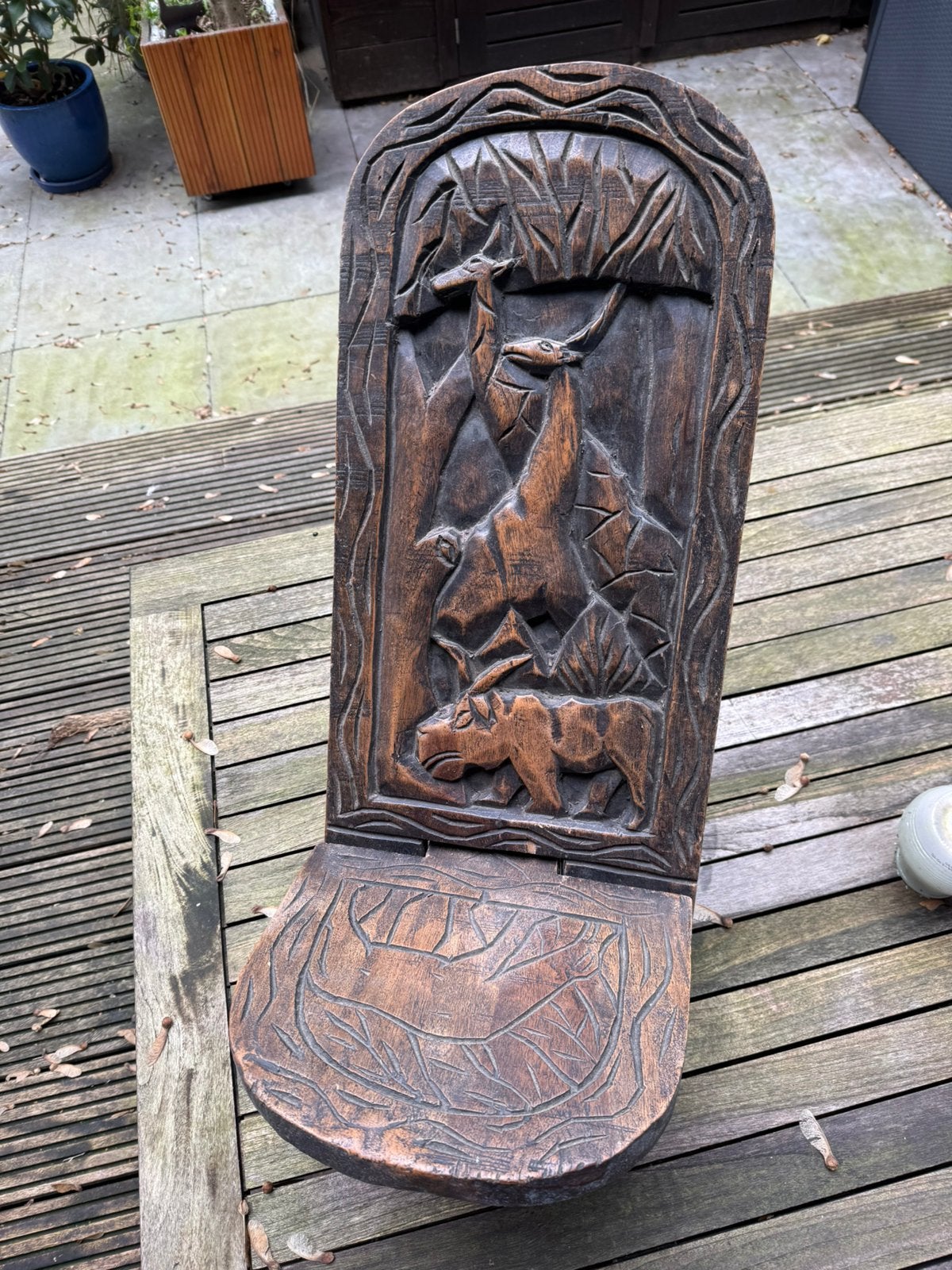 Prachtig handgesneden Afrikaanse vouwstoel, Bruin, Afrika, Handgemaakt, 70 cm