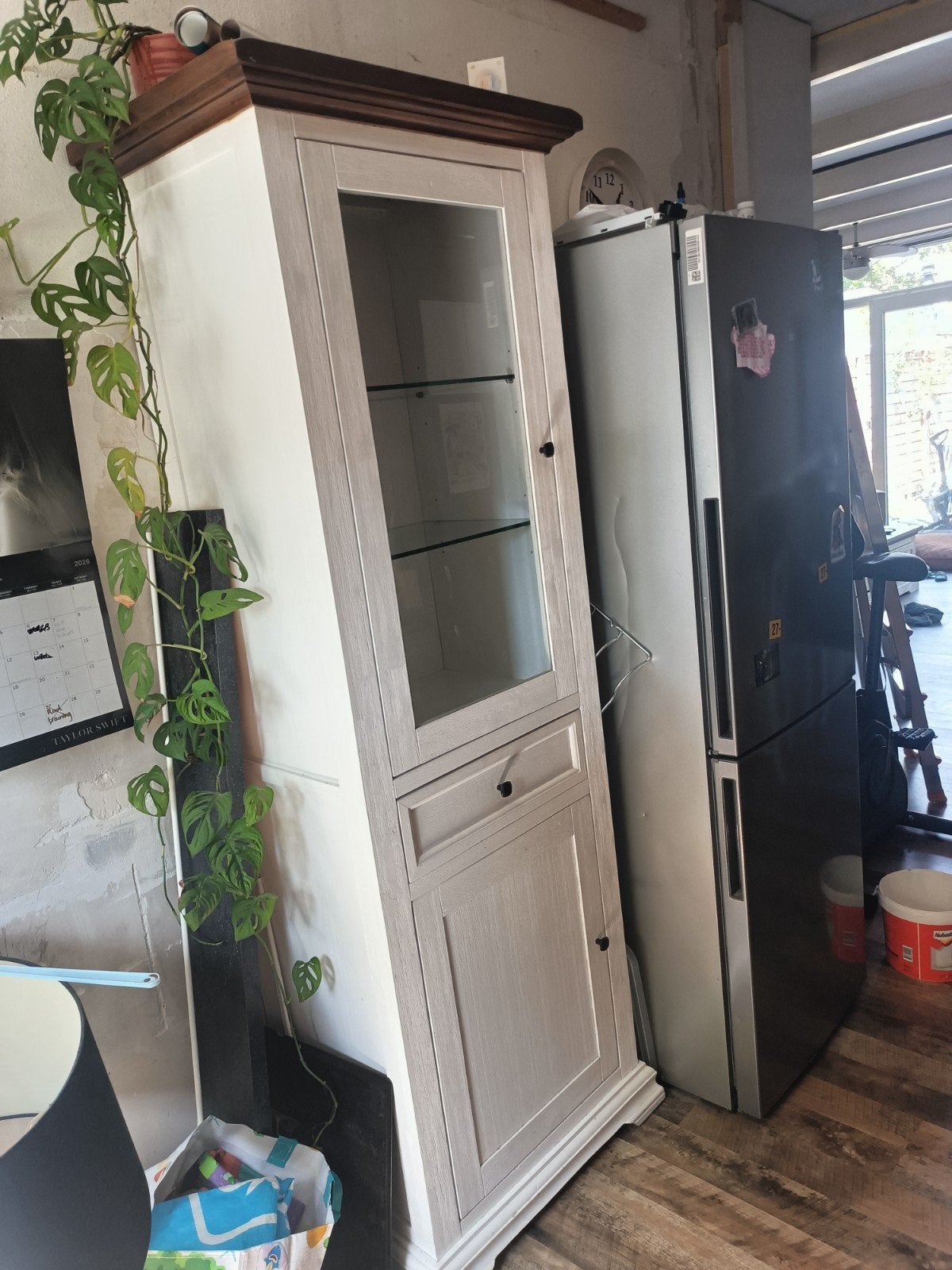 Smalle vitrinekast met lade en deurtje, 70x47x195 cm, Ophalen, Gebruikt, Met deur(en), Glas