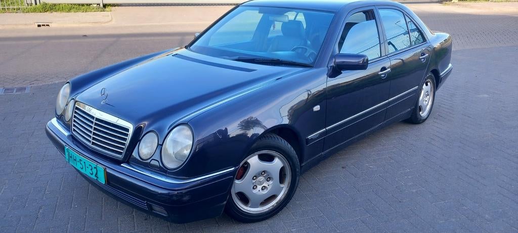 Mercedes-Benz E-Klasse 2.4 E240 AUT 1998 LPG-G3! NIEUWE APK!, Auto's, Automaat, Achterwielaandrijving, Zwart, Blauw
