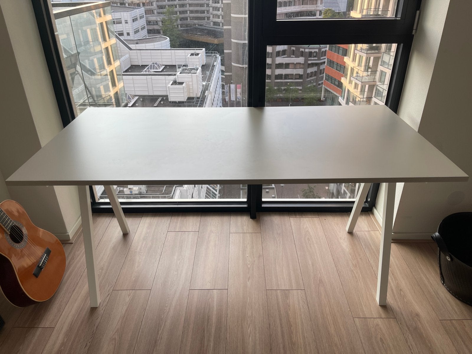 Bureau lichtbeige met wit onderstel, Huis en Inrichting, Bureaus, Ophalen, 160 cm, Zo goed als nieuw, IKEA