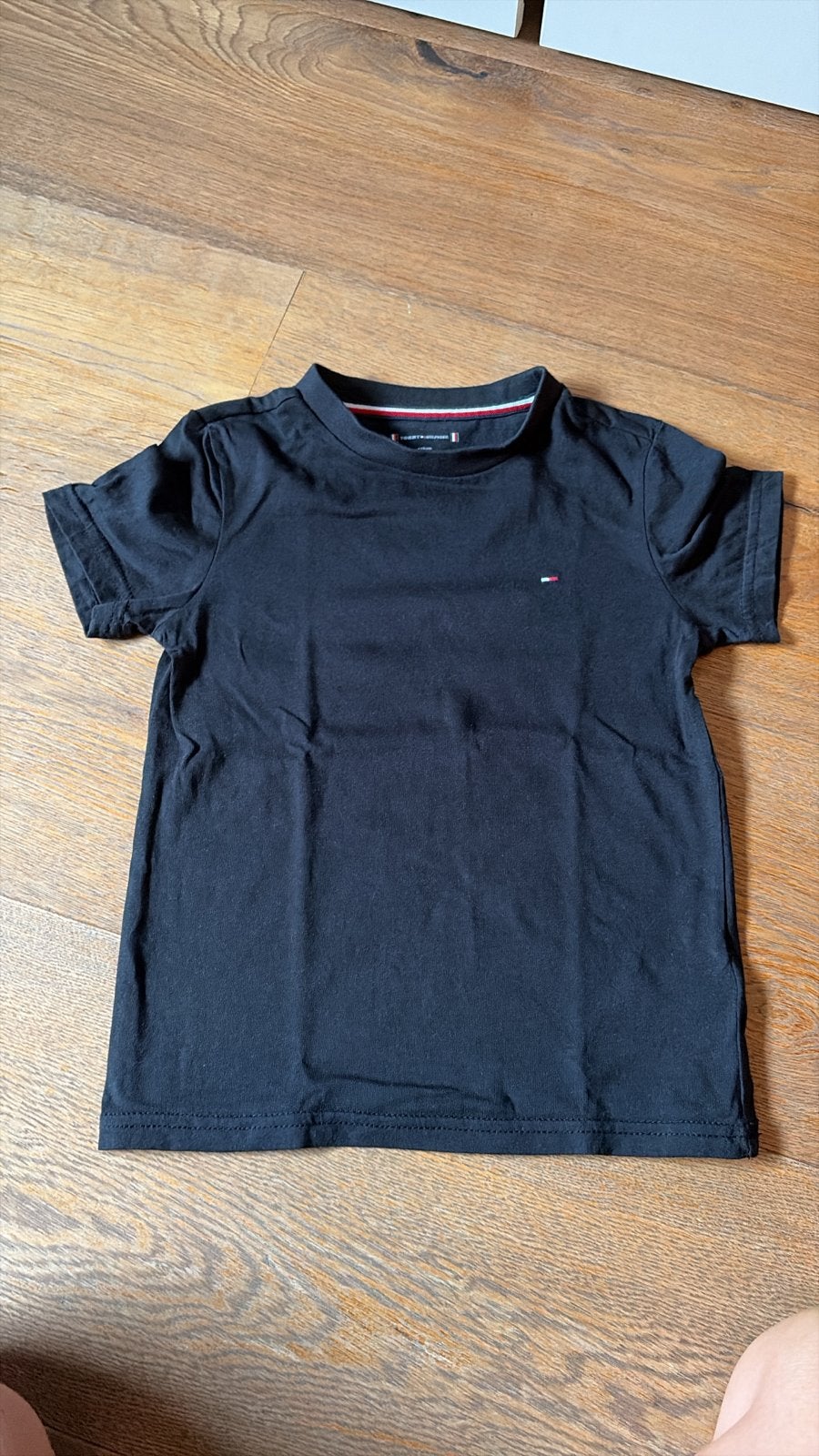 2 Tommy Hilfiger shirts maat 104-110, Kinderen en Baby's, Ophalen of Verzenden, Gebruikt, Jongen of Meisje, Shirt of Longsleeve