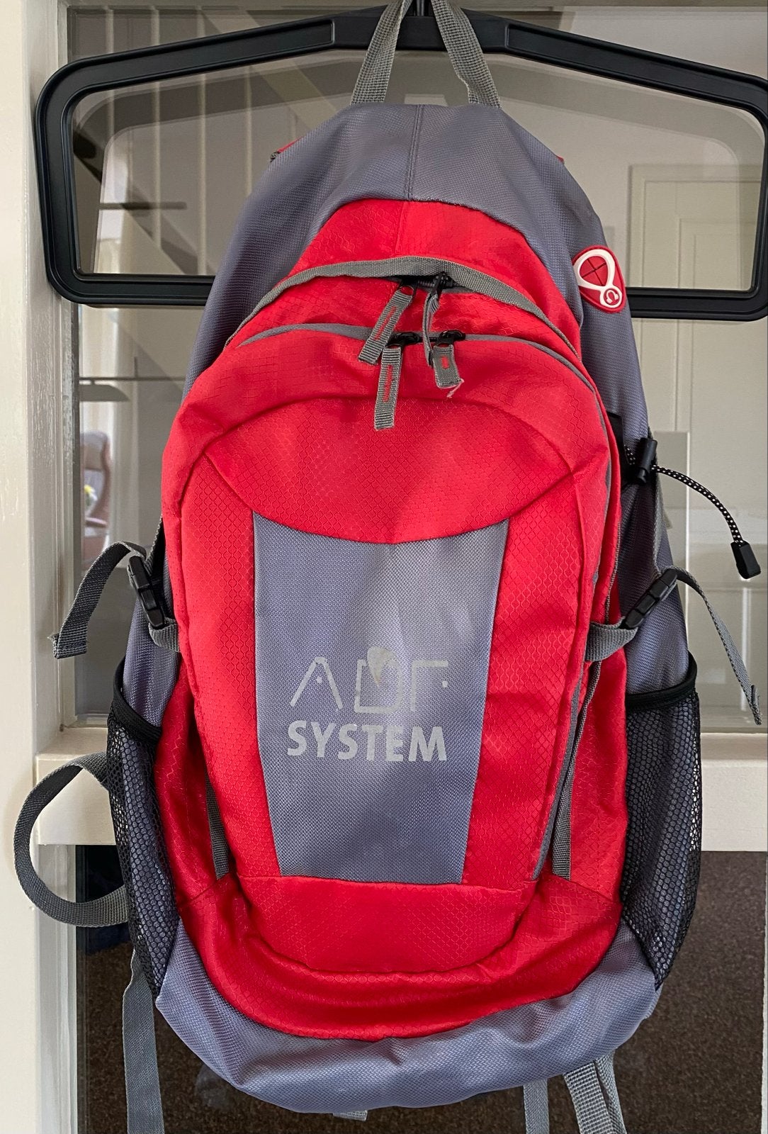 Rode en grijze rugzak - Ideaal voor dagtochten, 25 tot 40 cm, Ophalen of Verzenden, Zo goed als nieuw, Trekking