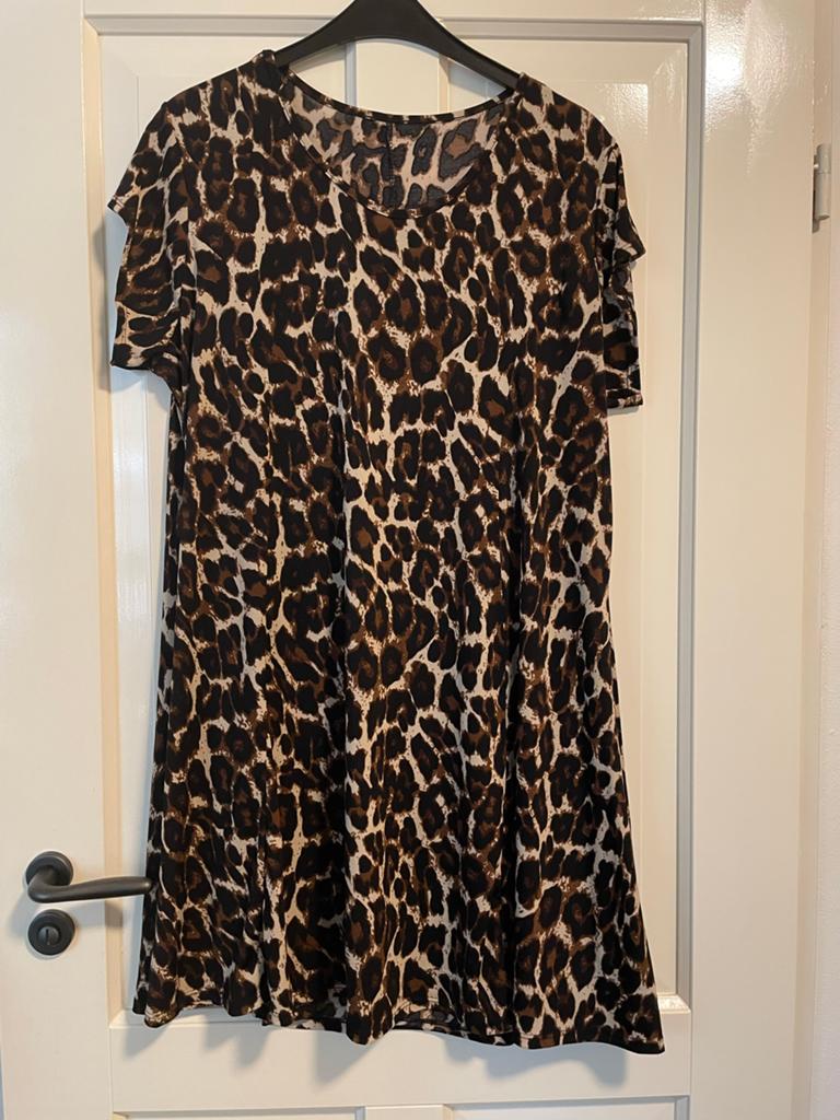 Mooie panterprint jurk maat 50/52, Kleding | Dames, Grote Maten, Zo goed als nieuw, Jurk, Bruin, Ophalen of Verzenden