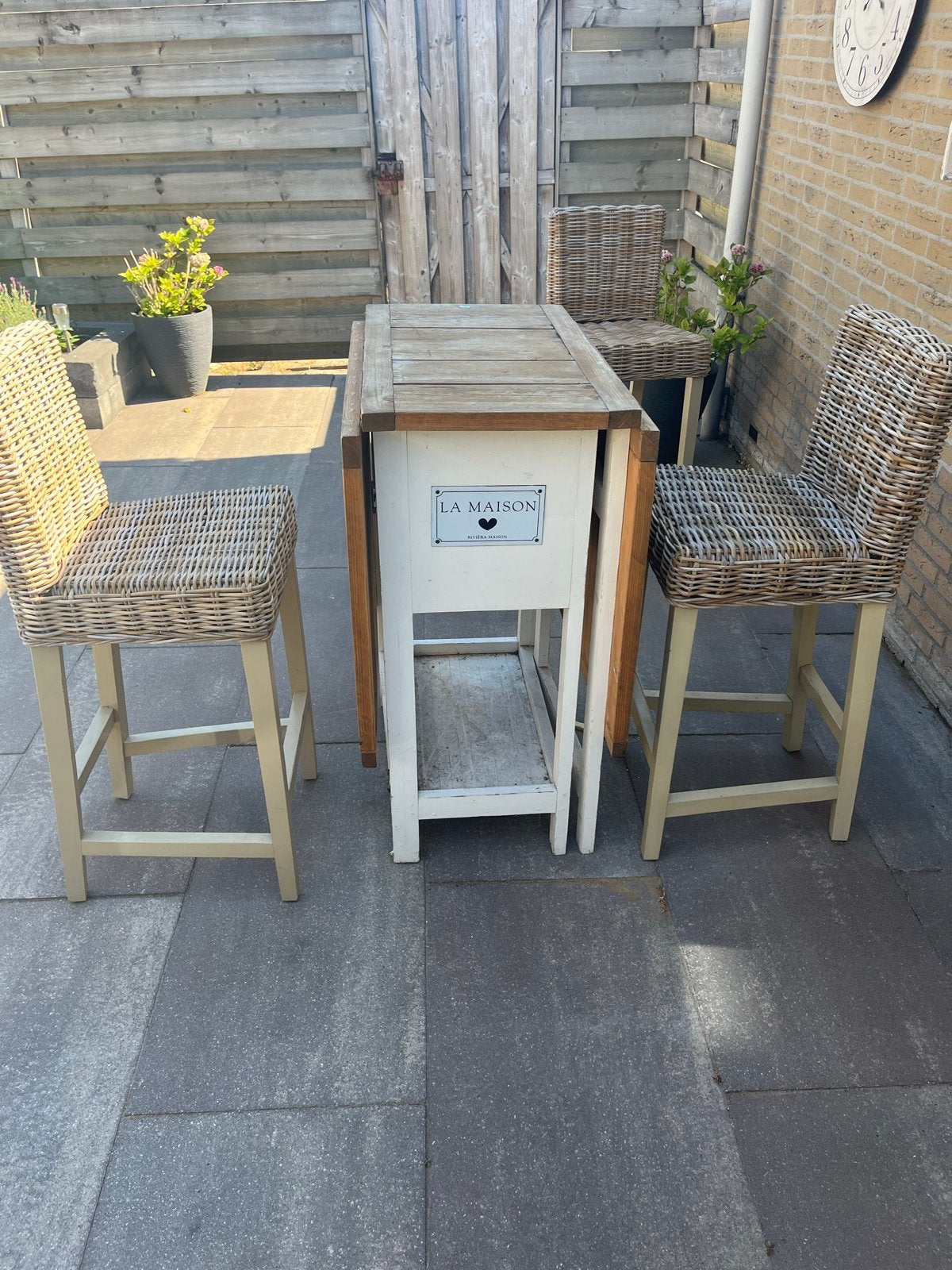 Bar tafel van riviera maison, vier rieten stoelen geen merk, Ophalen, Gebruikt, 90 cm of meer, 4 krukken
