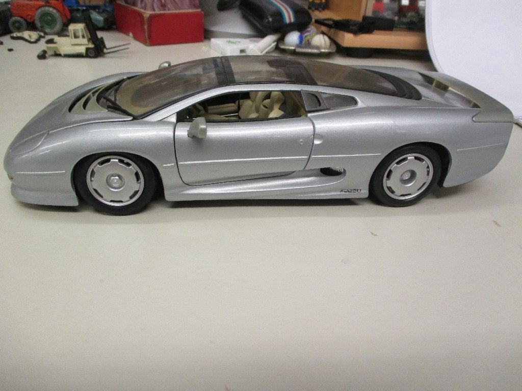 Jaquar XJ220 modelauto, Ophalen, Zo goed als nieuw, Auto, Maisto