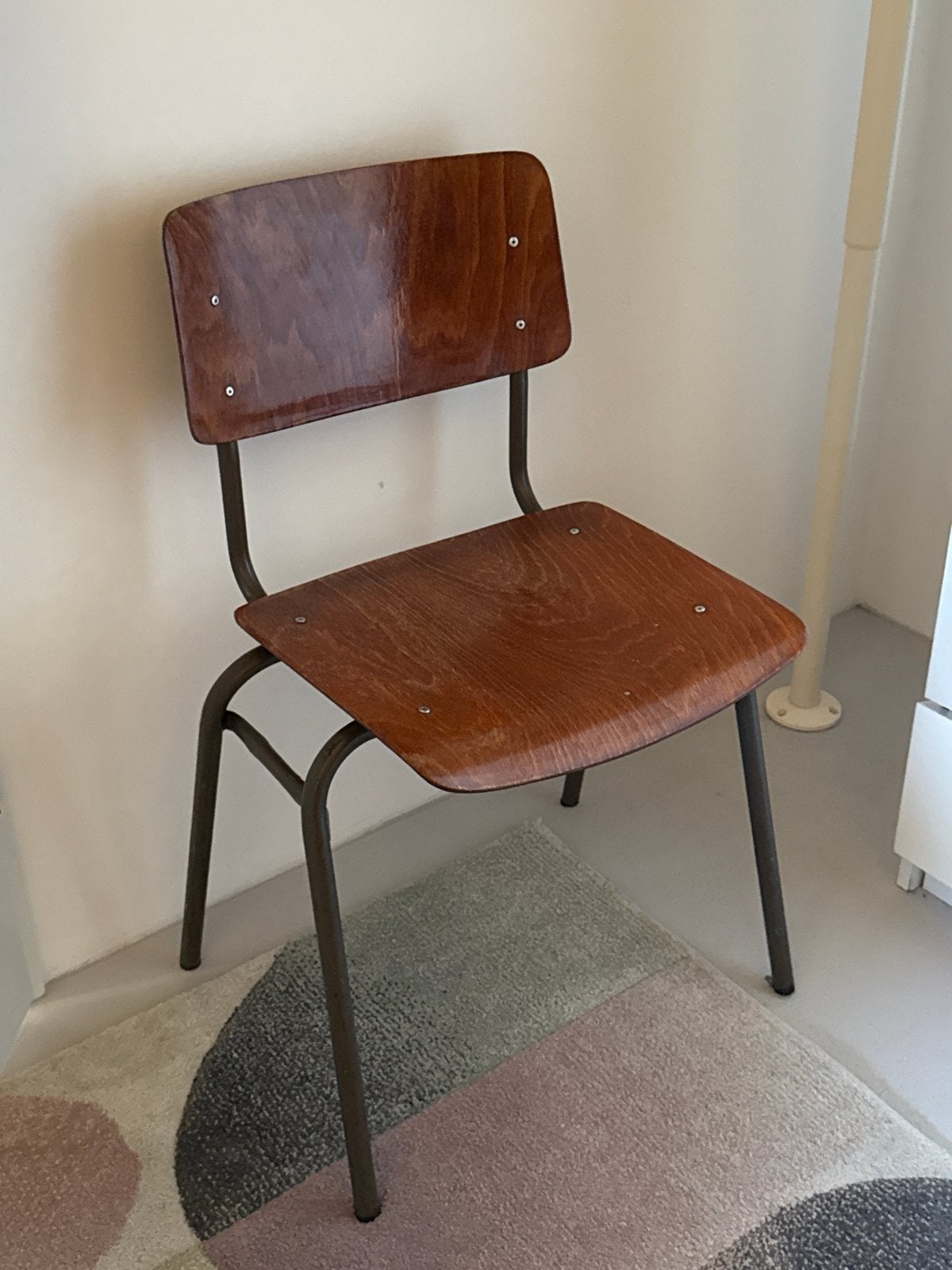 Vintage houten stoel met metalen frame, Huis en Inrichting, Ophalen, Gebruikt, Bruin, Eén