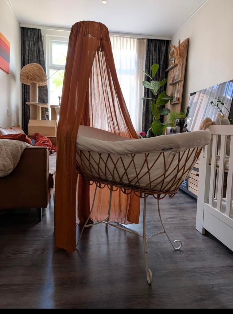 Ouderwetse rotan wieg compleet met matras en bekleding, Ophalen, Gebruikt, Wieg