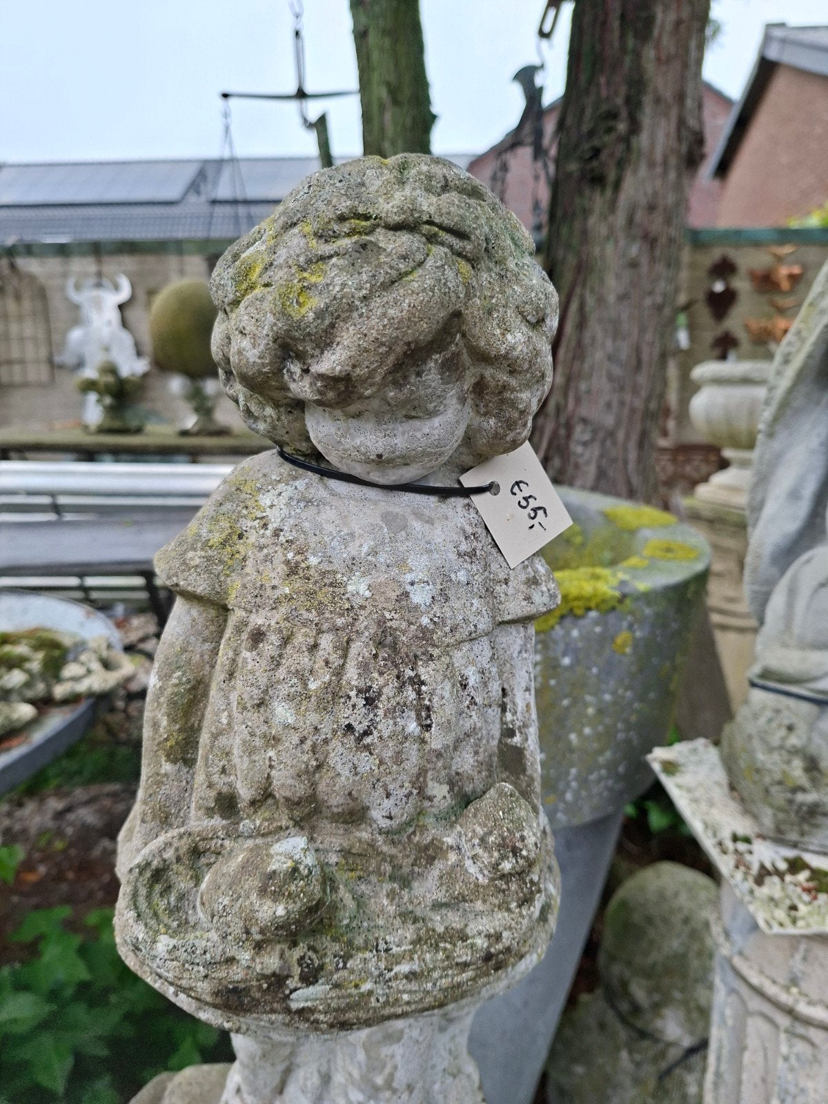 Vintage stenen beeld van een kind met mand, Tuin en Terras, Ophalen, Gebruikt, Beton, Mensenbeeld