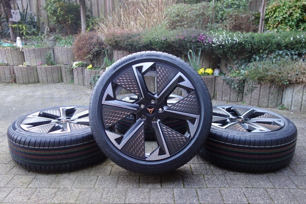 Cupra Born 2025 Nieuwe 20 inch Thunderstorm velgen en banden, Ophalen, Banden en Velgen, Nieuw, 235 mm