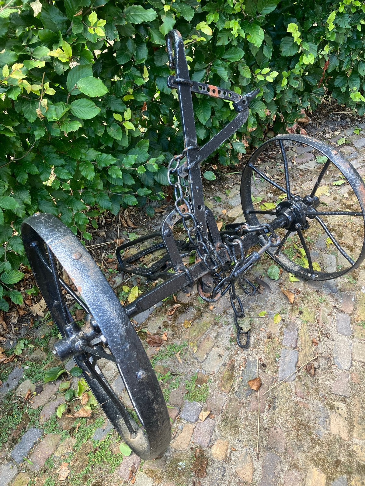 Antieke ploeg met ijzeren wielen - Decoratief tuinstuk, Antiek en Kunst, Antiek | Gereedschap en Instrumenten, Ophalen
