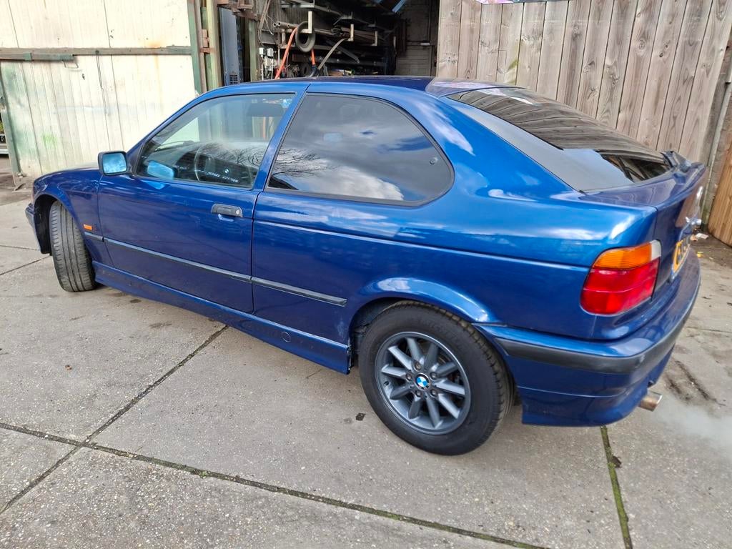BMW E36 compact 316i 1895cc automaat, Auto's, BMW, Achterwielaandrijving, Zwart, 4 cilinders, Blauw