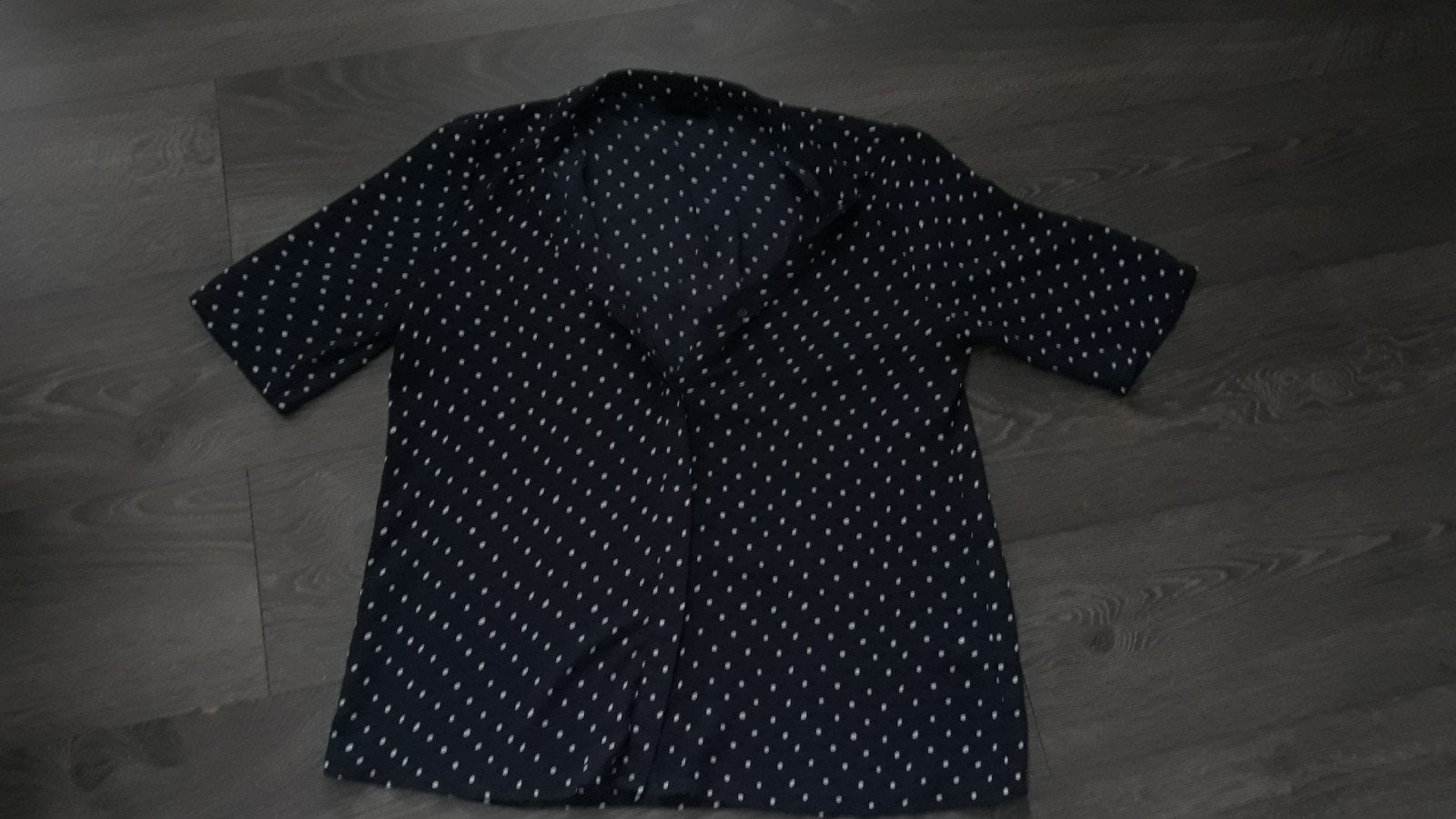 Donkerblauwe blouse met stippen maat S € 7,50, Kleding | Dames, Blouses en Tunieken, Blauw, Ophalen of Verzenden, Maat 36 (S)