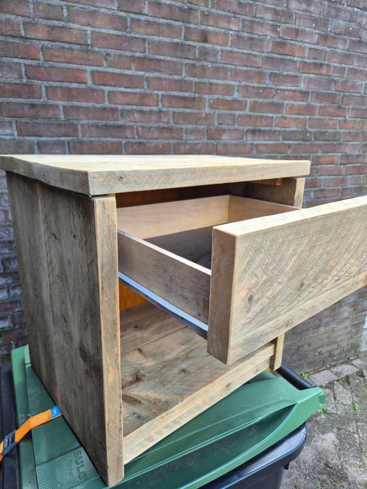Nachtkastje/bijzettafel van gerecycled hout, Huis en Inrichting, Slaapkamer | Nachtkastjes, Ophalen, Minder dan 45 cm, Zo goed als nieuw