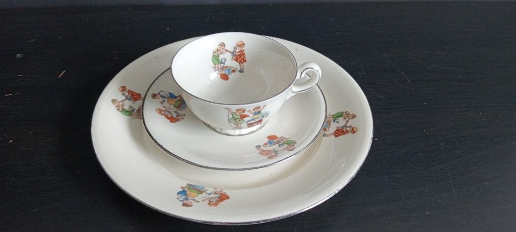 Porseleinen Kinderservies Trio Set (Jaren 40/50), Verzamelen, Ophalen of Verzenden, Zo goed als nieuw, Porselein, Kop en/of schotel