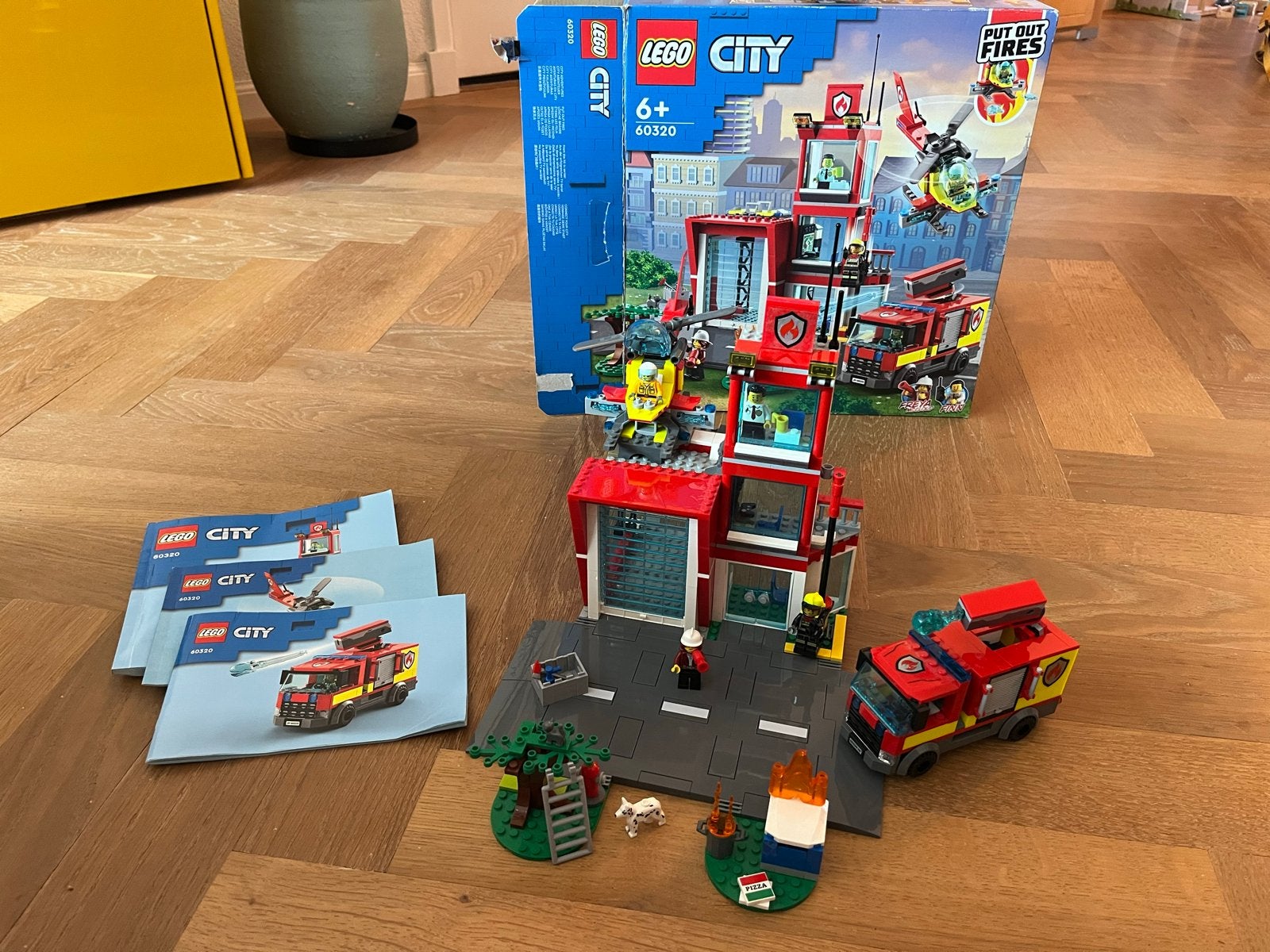 LEGO City Brandweerkazerne 60320 incl. doos, Ophalen of Verzenden, Zo goed als nieuw