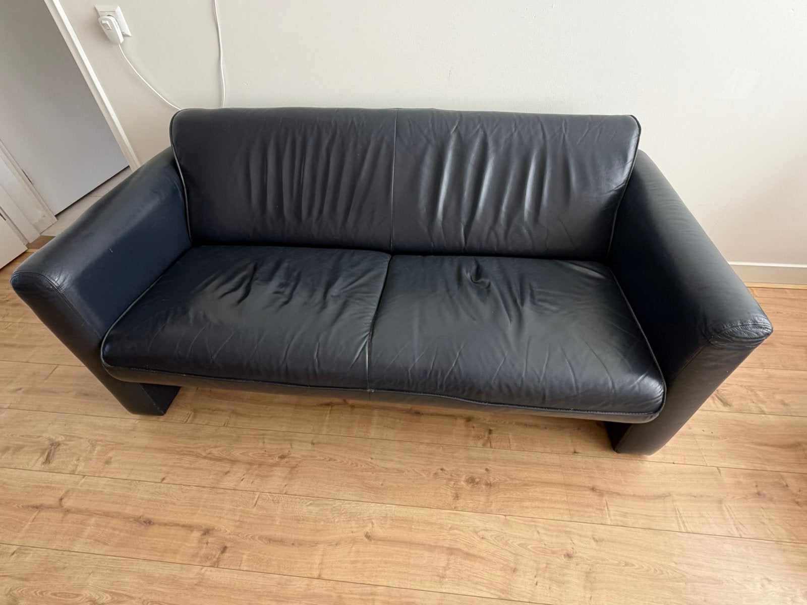 Te koop donker blauwe leren bank in goede staat 2-3 pers., Ophalen, Gebruikt, 150 tot 200 cm, Driepersoons