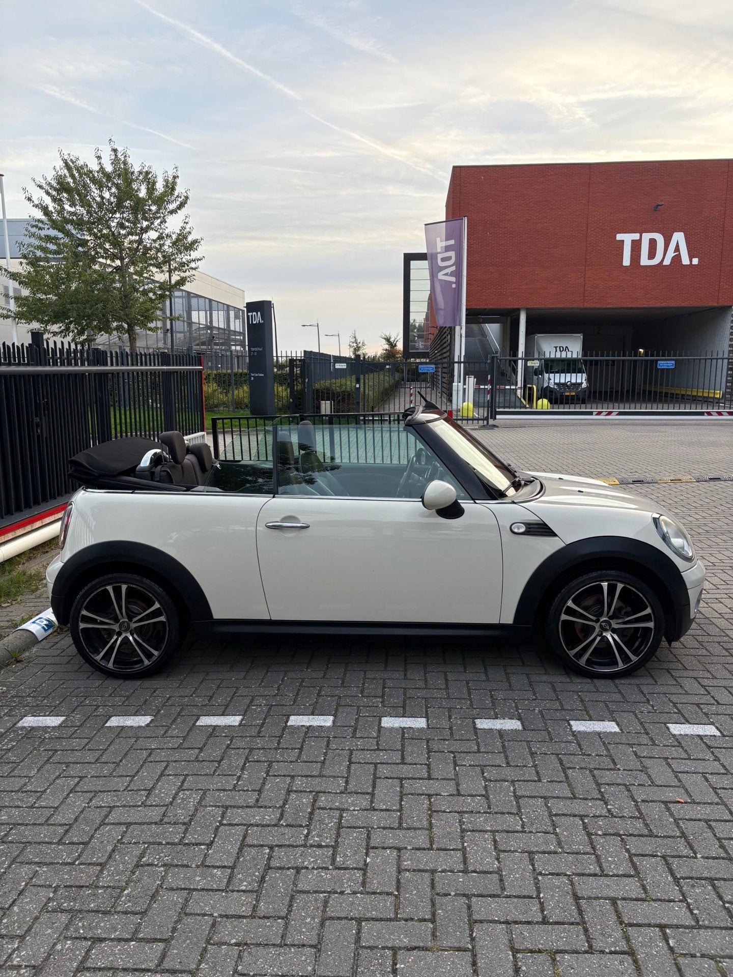 Foto 6 van Mini Cabrio 1.6 Cooper Chili - Cabrio - Cruise - Airco