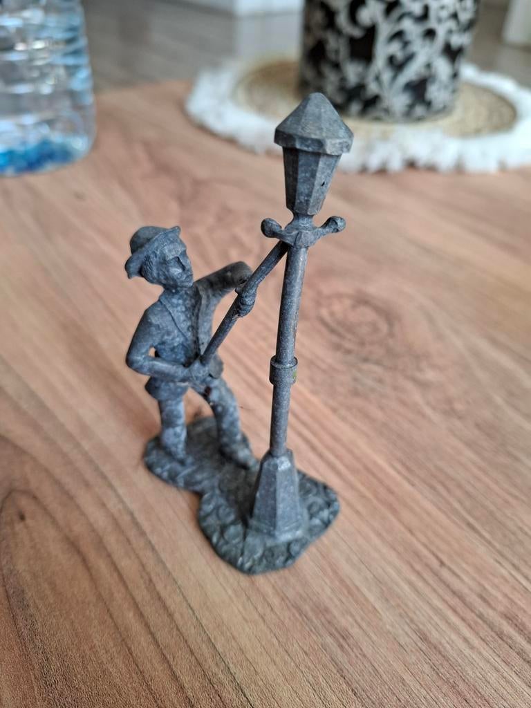Vintage tinnen beeldje: lantaarnopsteker, Verzamelen, Ophalen of Verzenden, Gebruikt