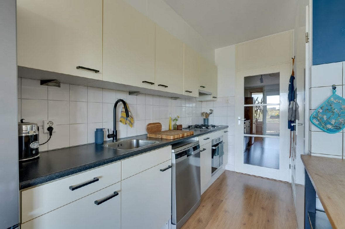 Keuken kasten met spoelbak en kookplaat gratis af te halen, Huis en Inrichting, Ophalen, Gebruikt, Wit, Enkelwandige keuken