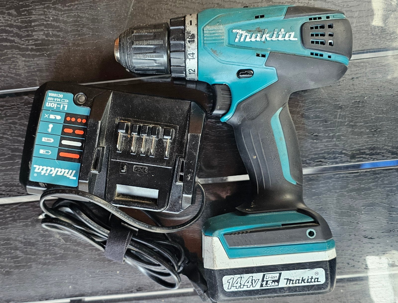 Makita DF347D Accuboormachine met lader en accu, Doe-het-zelf en Verbouw, Gereedschap | Boormachines, Gebruikt, Variabele snelheid