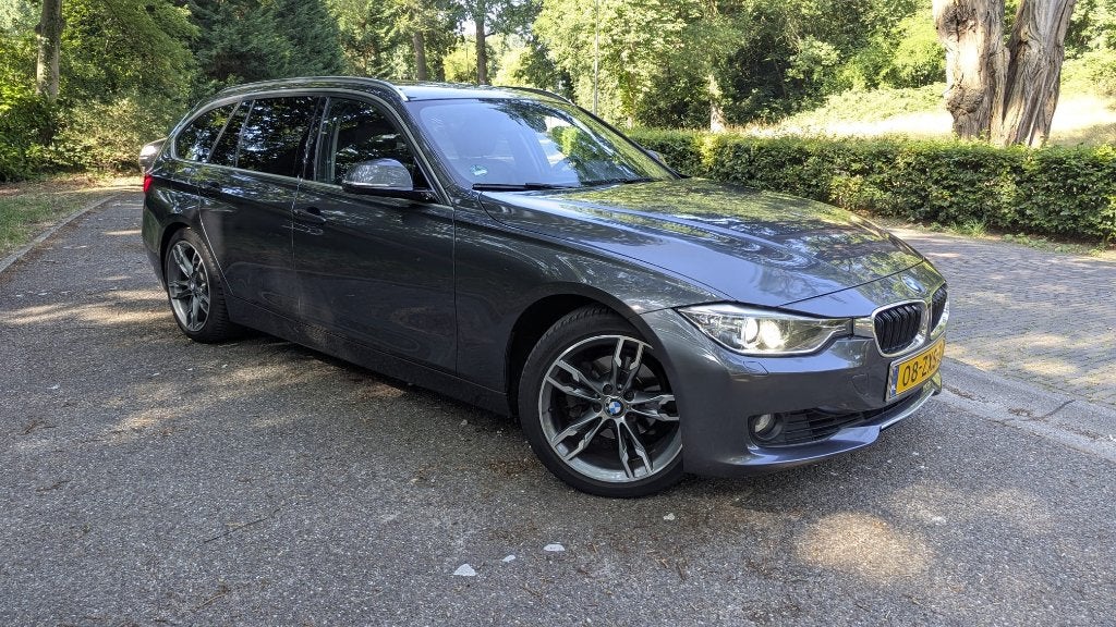 BMW 3-Serie Touring 320i High Executive Automaat 2013 Grijs, Auto's, Automaat, Achterwielaandrijving, 4 cilinders, Automatische klimaatregeling