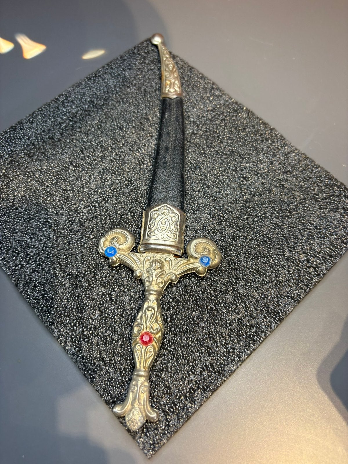 Decoratieve Middeleeuwse Briefopener met Schede & Sierstenen, Verzenden, Envelop