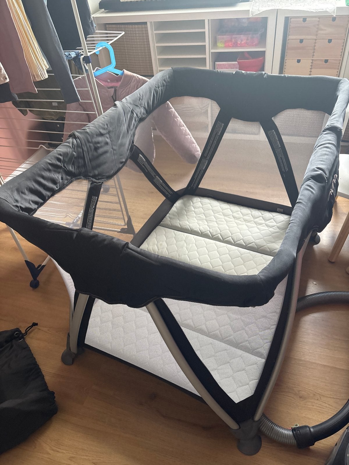 Nuna Sena campingbed met hoes en new born deel, Kinderen en Baby's, Babywiegjes en Ledikanten, Ophalen, Zo goed als nieuw, Reisbedje