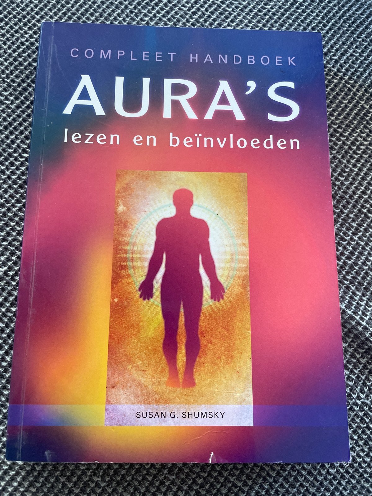 Compleet Handboek Aura's Lezen en Beïnvloeden, Ophalen of Verzenden, Zo goed als nieuw, Spiritualiteit algemeen, Instructieboek