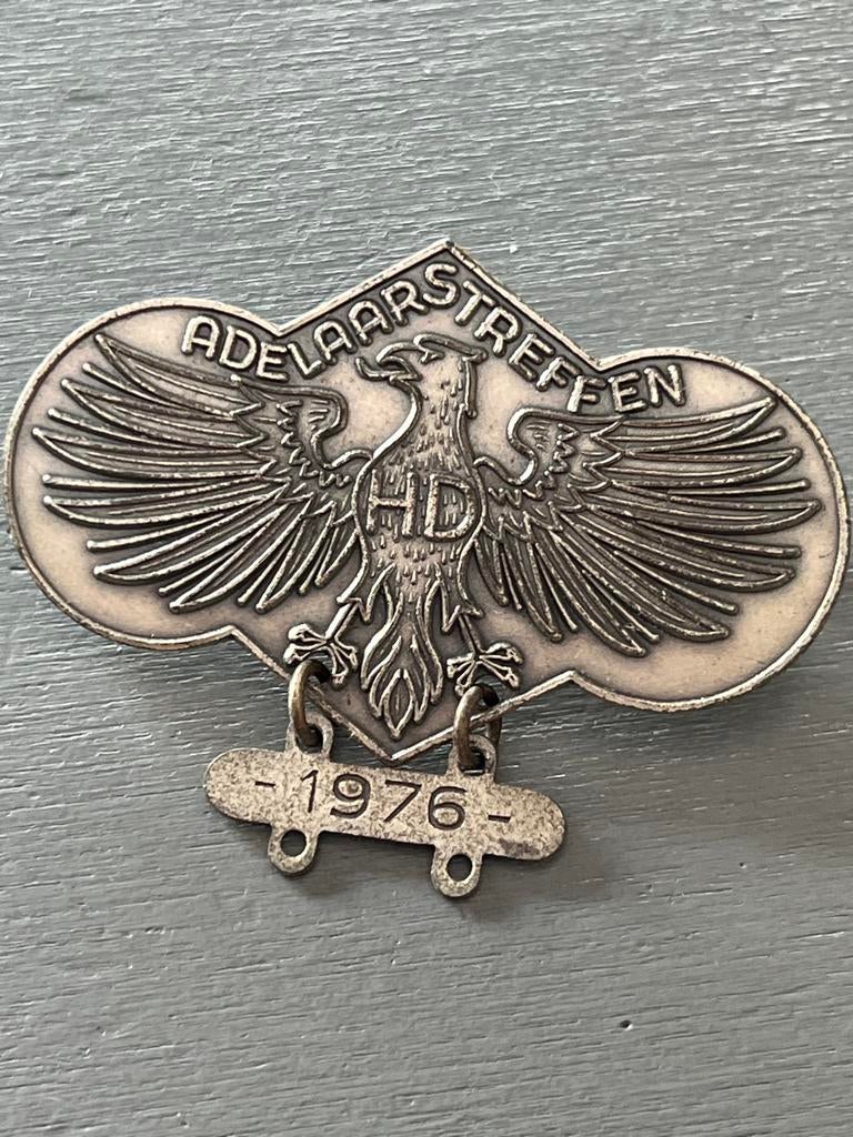 Vintage Adelaarstreffen Harley Davidson speldje broche 1976, Gebruikt, Ophalen of Verzenden, Speldje of Pin, Nvt