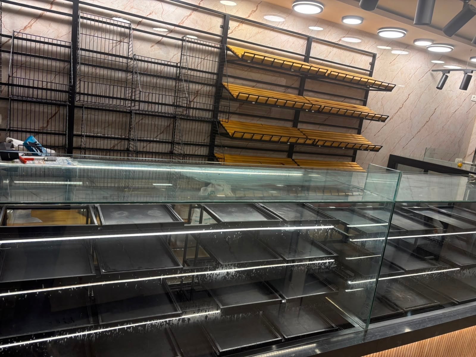 Complete winkelinterieur voor bakkerij/patisserie, Ophalen