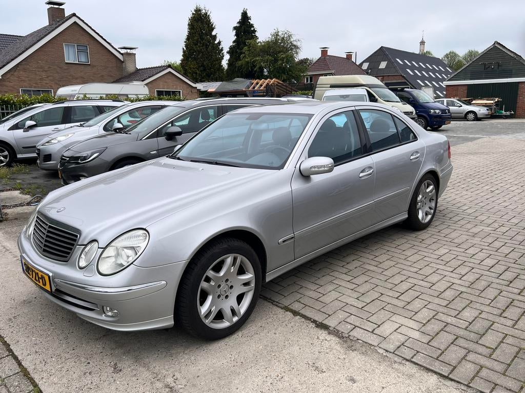Mercedes-Benz E-Klasse 2.7 CDI E270 Sedan AUT 2003 Grijs, Auto's, Mercedes-Benz, Automaat, Bedrijf, Diesel, Te koop