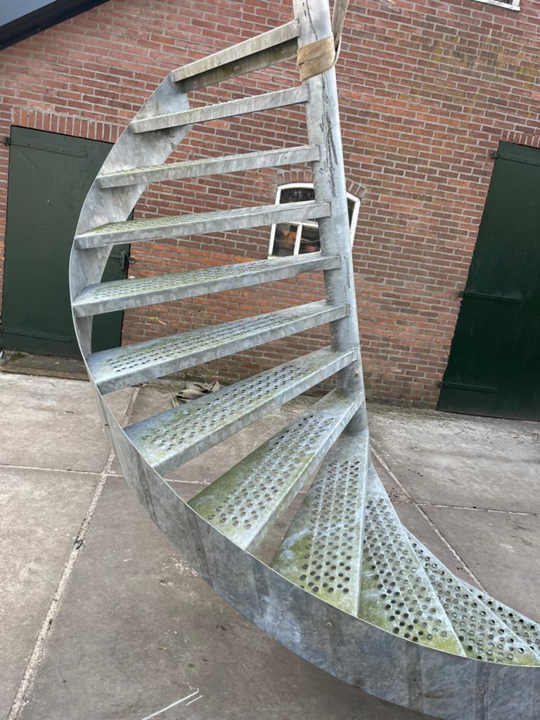 Wenteltrap staal gagalvaniseerd Hgt 2.44m. 12x antislip tree, Ophalen, Gebruikt, Trap, 2 tot 4 meter